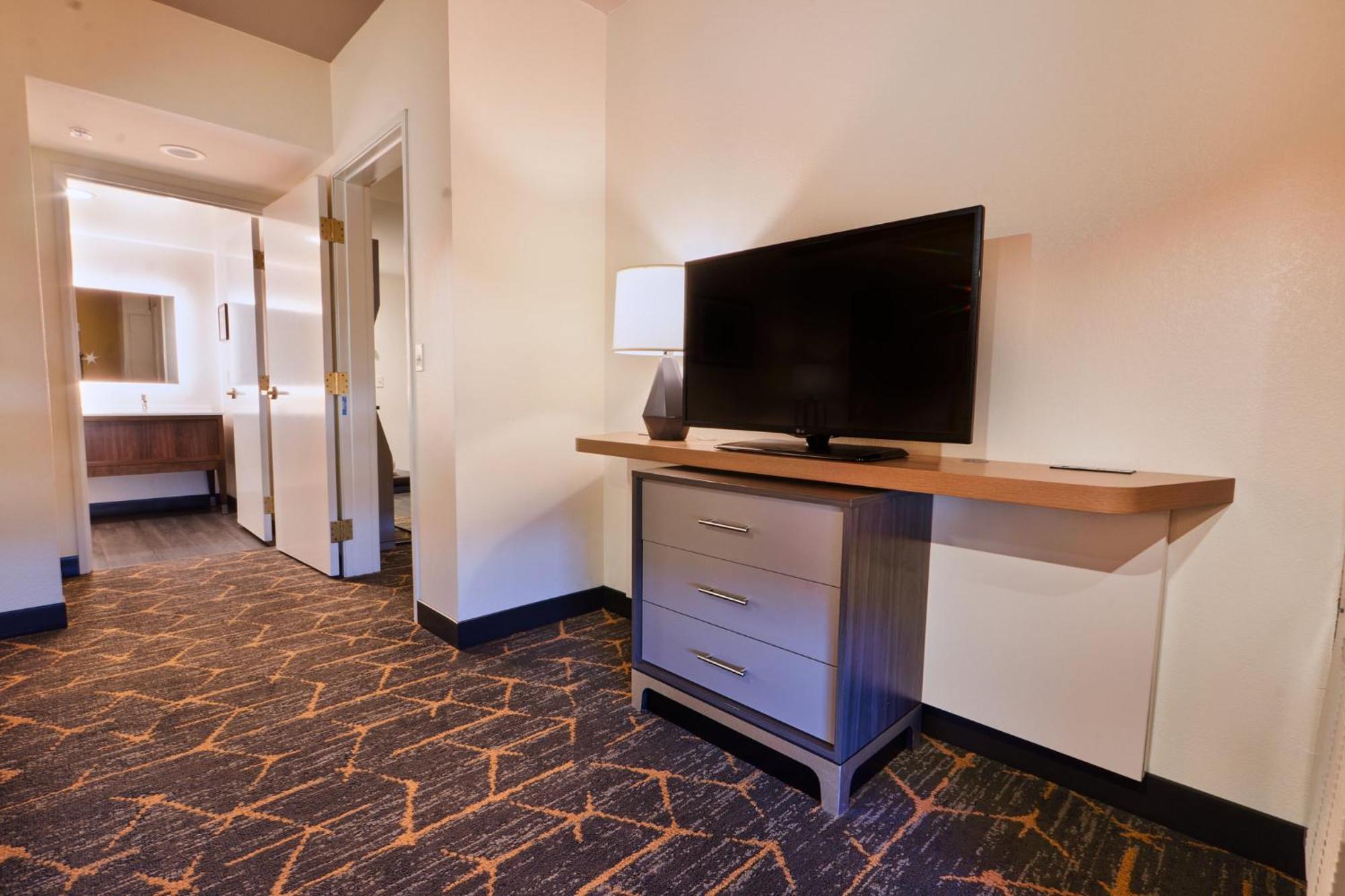 Hotel Airport By Ihg 3*